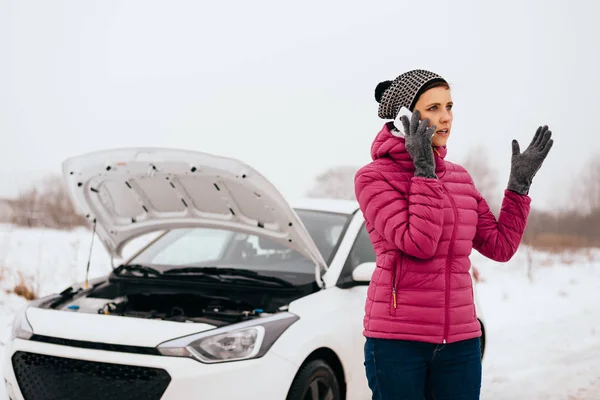 Yardım veya yardım - kış Araba arızası için kadın