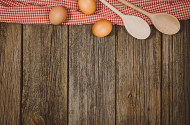 Pişirme veya malzemeyi yukarıdan vintage ahşap arka plan üzerinde pişirme