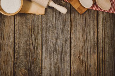 Pişirme veya malzemeyi yukarıdan vintage ahşap arka plan üzerinde pişirme