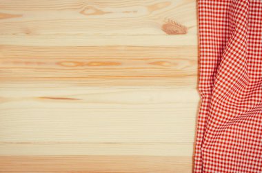 Kareli kumaş peçete ahşap masa üzerinde yukarıdan