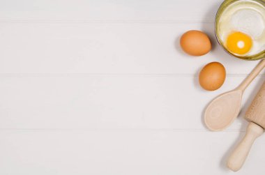 Kek veya pizza malzemeleri ahşap arka plan üzerinde üstten görünüm pişirme