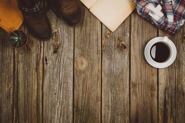 Aksesuarlar üstten görünüm kopya alanı ile ahşap arka plan üzerinde seyahat
