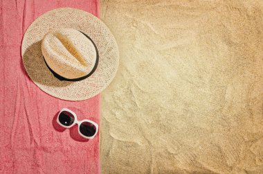 Üstten Görünüm kumsal havluda. Arka plan kopya alanı ile
