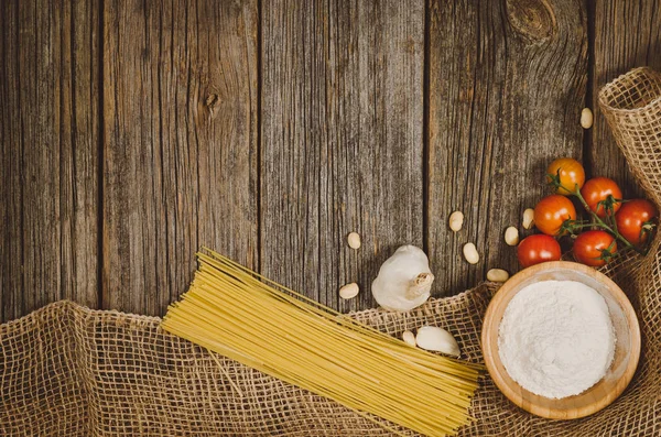 Cozimento ou cozinhar ingredientes vista superior no fundo de madeira vintage — Fotografia de Stock