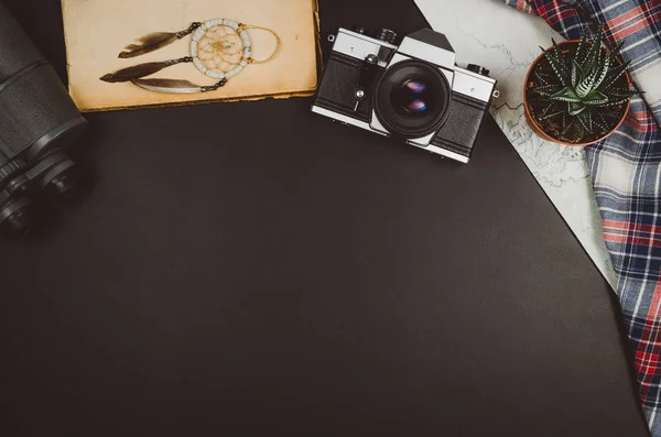 Reis accessoires bovenaanzicht zwarte schoolbord achtergrond met kopie ruimte — Stockfoto