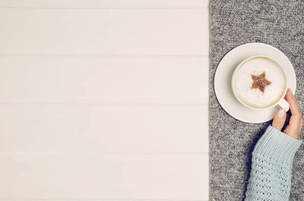 Női kezében a csésze kávé asztal, felülnézet — Stock Fotó