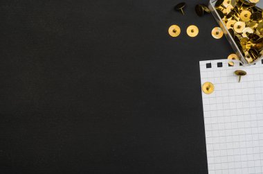 Okul sınır siyah kara tahta arka plan üzerinde sağlar. Üstten Görünüm fotoğraf