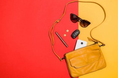 Kadının aksesuarları düz renkli arka plan üstten görünüm üzerinde yatıyordu