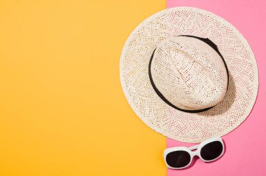 Kadının aksesuarları düz renkli arka plan üstten görünüm üzerinde yatıyordu