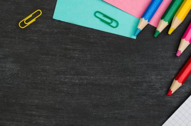 Okul sınır siyah kara tahta arka plan üzerinde sağlar. Üstten Görünüm fotoğraf