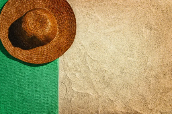 Handtuch von oben am Sandstrand. Hintergrund mit Kopierraum — Stockfoto