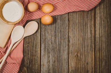 Pişirme veya malzemeyi yukarıdan vintage ahşap arka plan üzerinde pişirme