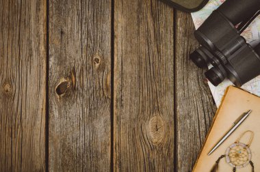 Aksesuarlar üstten görünüm kopya alanı ile ahşap arka plan üzerinde seyahat