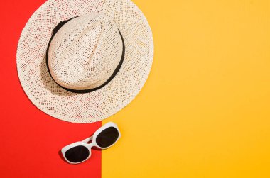 Kadının aksesuarları düz renkli arka plan üstten görünüm üzerinde yatıyordu