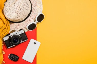 Kadının aksesuarları düz renkli arka plan üstten görünüm üzerinde yatıyordu