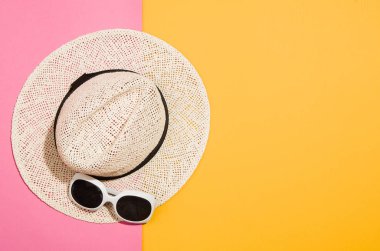 Kadının aksesuarları düz renkli arka plan üstten görünüm üzerinde yatıyordu