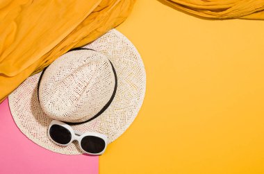 Kadının aksesuarları düz renkli arka plan üstten görünüm üzerinde yatıyordu