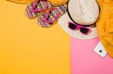 Kadının aksesuarları düz renkli arka plan üstten görünüm üzerinde yatıyordu