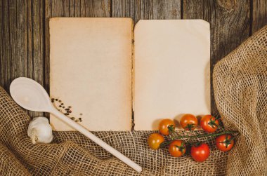 Pişirme veya malzemeyi yukarıdan vintage ahşap arka plan üzerinde pişirme