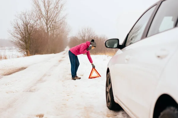 Mulher pedindo ajuda ou assistência - avaria do carro de inverno — Fotografia de Stock