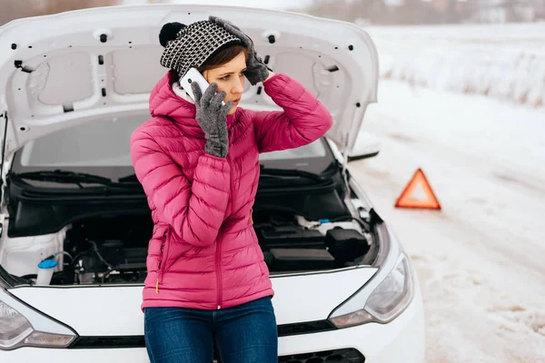 Mulher pedindo ajuda ou assistência - avaria do carro de inverno — Fotografia de Stock