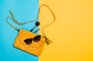 Kadının aksesuarları düz renkli arka plan üstten görünüm üzerinde yatıyordu