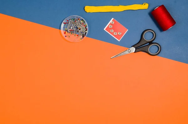 Vista dall'alto di accessori per cucire o per maglieria su sfondo blu — Foto Stock