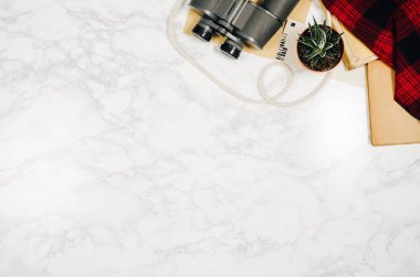 Aksesuarlar üstten görünüm beyaz mermer arka plan kopya alanı ile seyahat