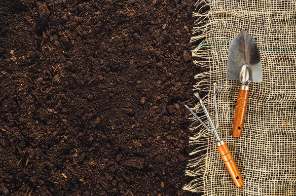 Puutarhanhoito työkalut puutarhassa maaperän rakenne tausta ylhäältä — kuvapankkivalokuva