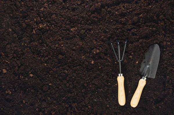 Herramientas de jardinería en el jardín textura del suelo fondo vista superior — Foto de Stock