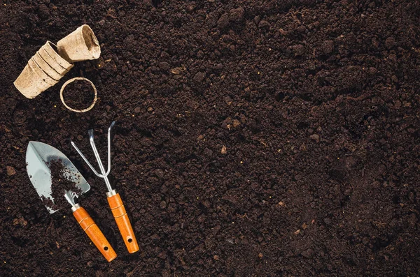 Alat berkebun pada tekstur tanah taman tampilan atas — Stok Foto