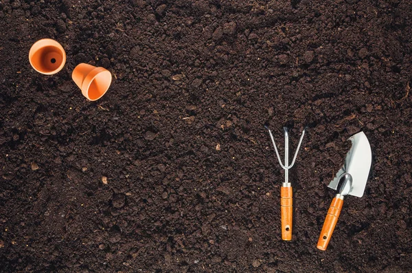 Herramientas de jardinería en el jardín textura del suelo fondo vista superior — Foto de Stock