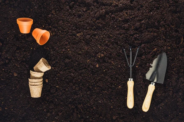 Herramientas de jardinería en el jardín textura del suelo fondo vista superior — Foto de Stock