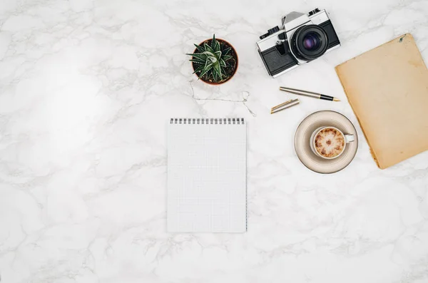 Reis accessoires bovenaanzicht op witte marmeren tafel achtergrond — Stockfoto