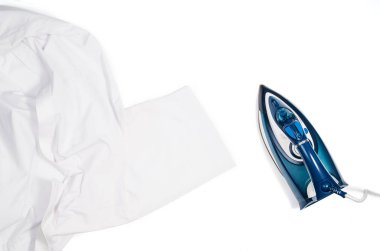 El Ütü giyim üstten görünüm beyaz arka plan üzerinde izole kadın