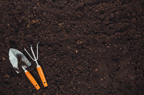 Alat berkebun pada tekstur tanah taman tampilan atas — Stok Foto