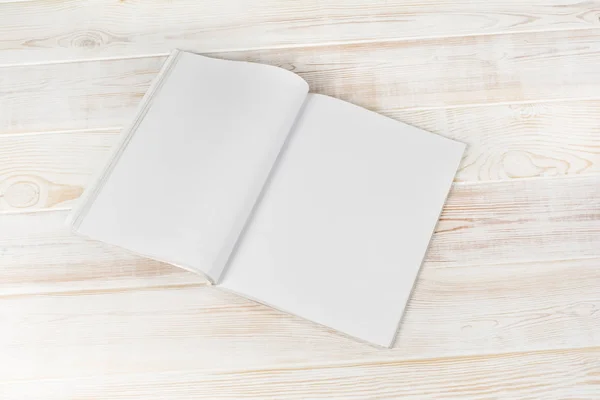 モックアップ雑誌や白い木製テーブル背景カタログ. — ストック写真
