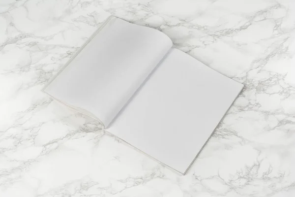 Mock-up tijdschriften of catalogus op witte marmeren tafel achtergrond. — Stockfoto