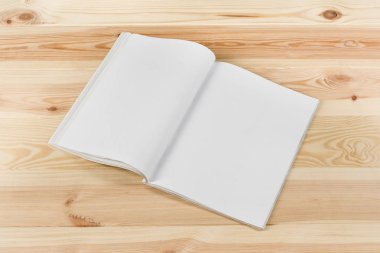 Mock-up dergi veya doğal ahşap masa arka plan üzerinde Kataloğu.