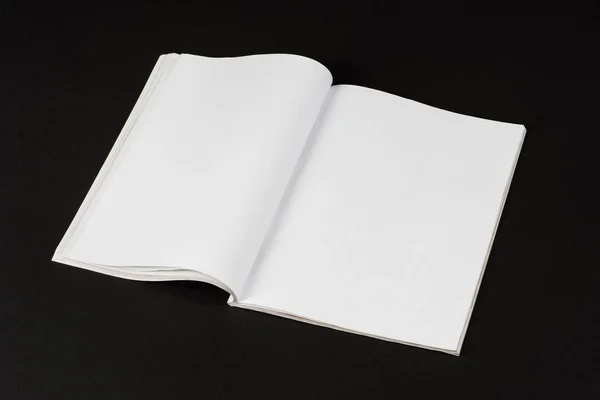 Mock-up tijdschriften of catalogus op natuurlijke zwarte tabelachtergrond. — Stockfoto