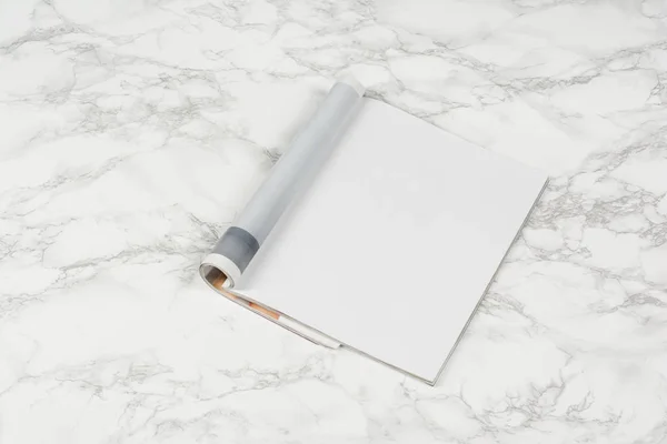 Mock-up tijdschriften of catalogus op witte marmeren tafel achtergrond. — Stockfoto