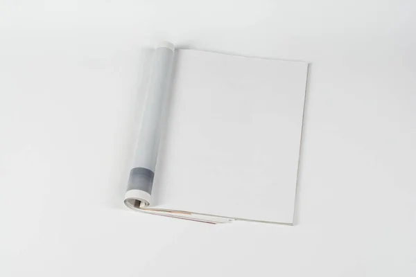 Zeitschriftenattrappen oder Katalog auf weißem Tischhintergrund. — Stockfoto