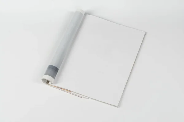 Макет журналів або каталог на фоні білого столу . — стокове фото