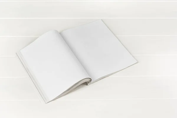 Mock-up tijdschriften of catalogus op witte houten tafel achtergrond. — Stockfoto