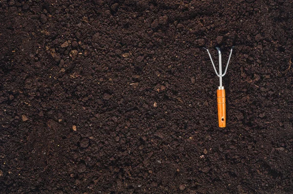 Alat berkebun pada tekstur tanah taman tampilan atas — Stok Foto