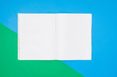 Mock-up boş sayfa veya renkli arka plan üstten görünüm dergisi