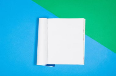 Mock-up boş sayfa veya renkli arka plan üstten görünüm dergisi