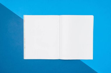 Mock-up boş sayfa veya renkli arka plan üstten görünüm dergisi