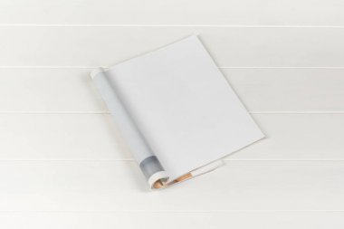 Mock-up dergi veya Beyaz ahşap masa arka plan üzerinde Kataloğu.