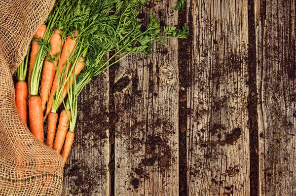 कच्च्या भाज्या अन्न, जुन्या लाकडी पार्श्वभूमीवर गाजर वरच्या दृश्य — स्टॉक फोटो, इमेज